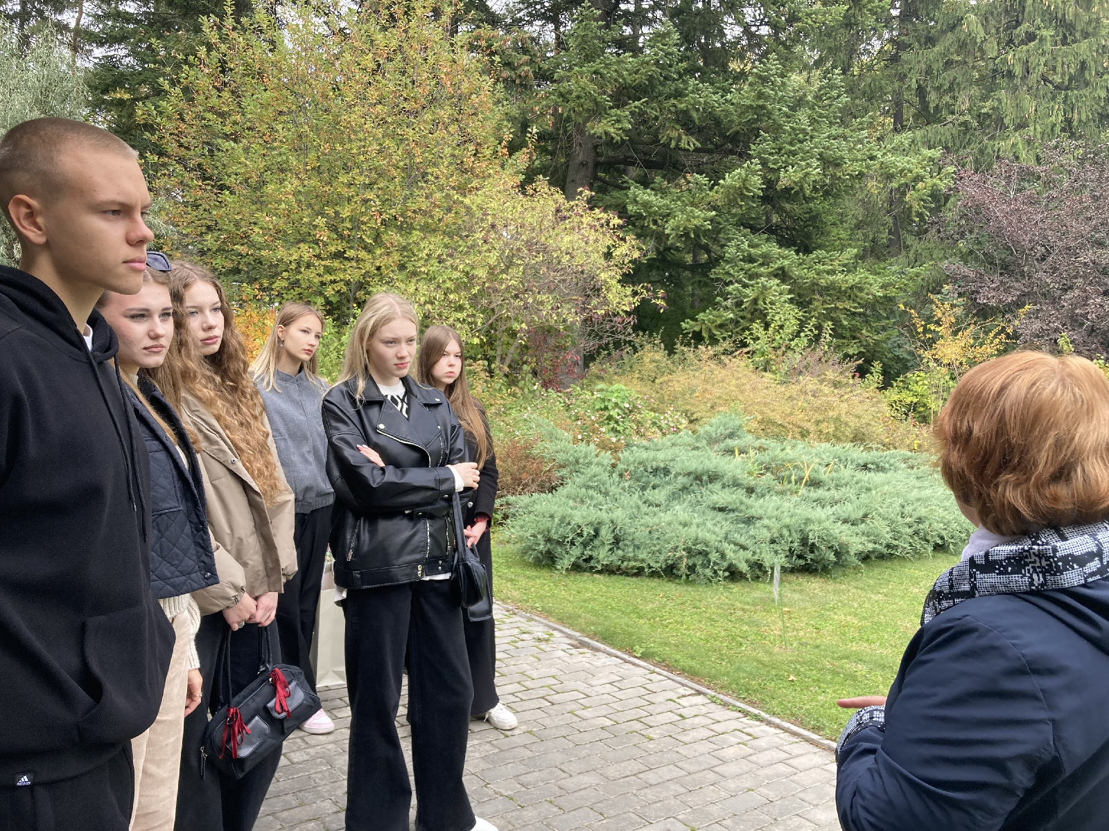 18 сентября 2025 г. студенты групп 25ИПД1,2 вместе с куратором М. Г. Лунновой посетили Ботанический сад имени И. И. Спрыгина.